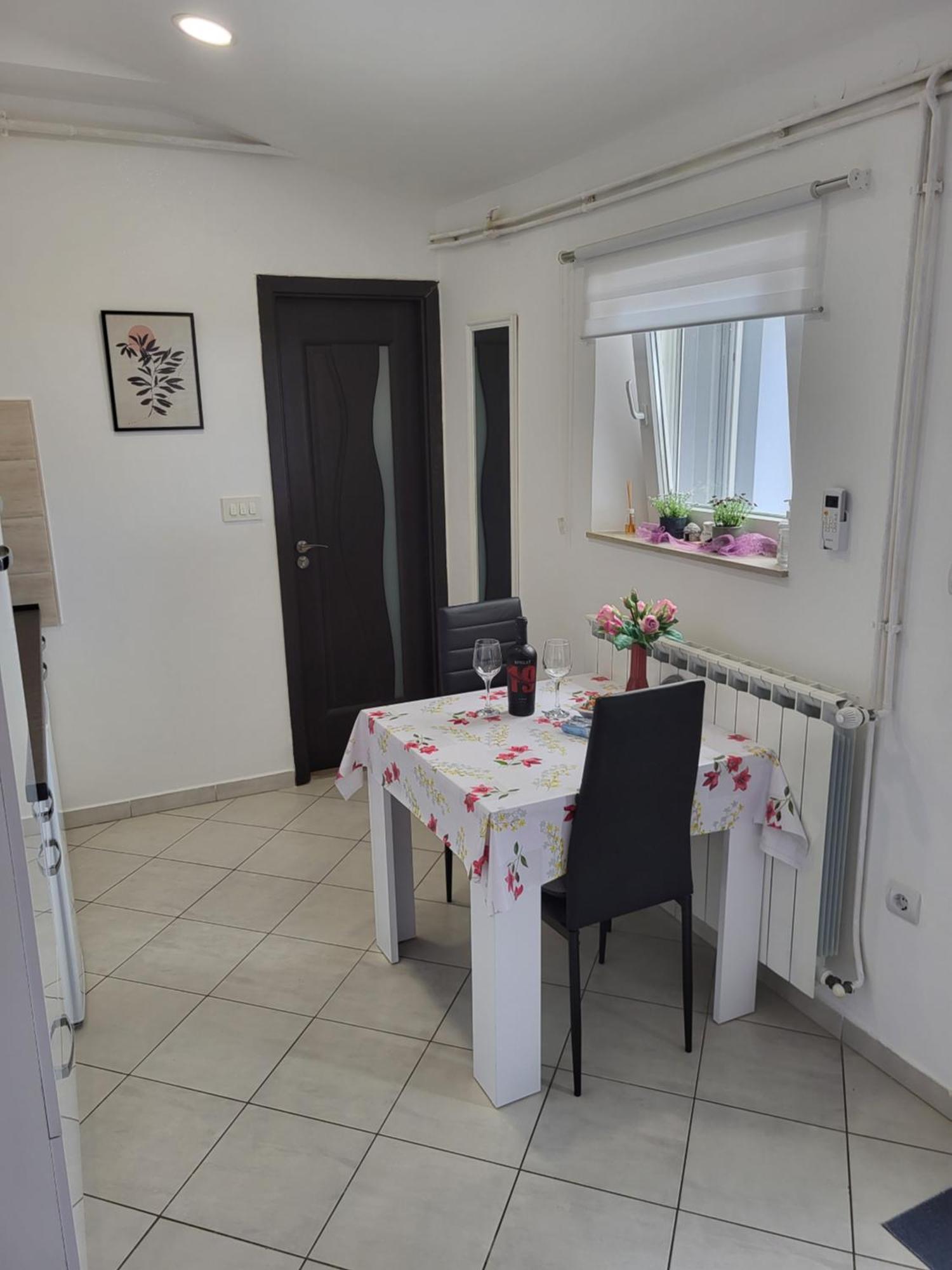 Studio Apartment City With Free Parking Pula Ngoại thất bức ảnh