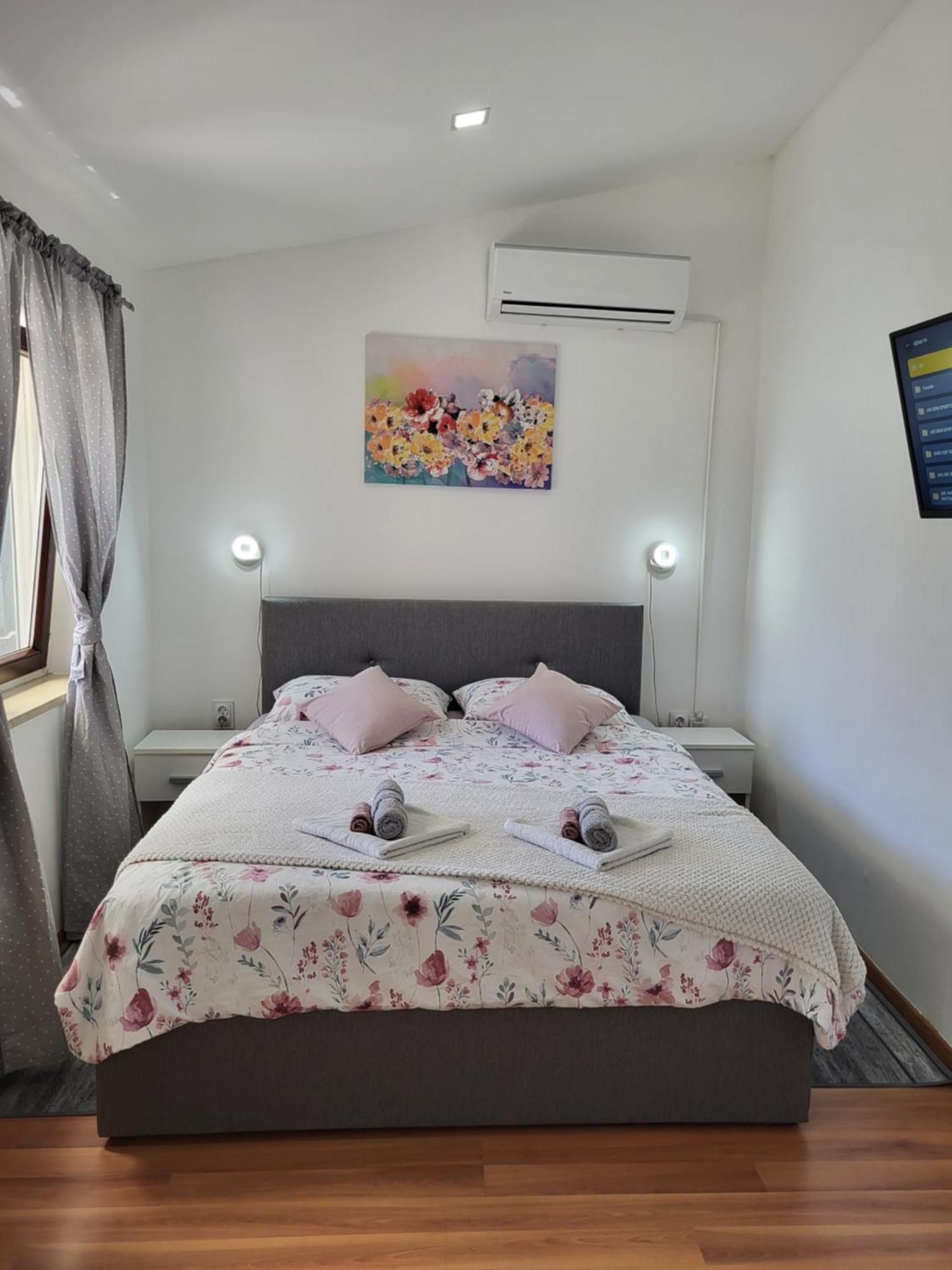 Studio Apartment City With Free Parking Pula Ngoại thất bức ảnh
